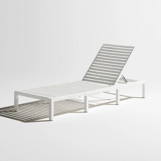 Biały aluminiowy leżak ogrodowy z regulowanym oparciem 195 x 65 x 30 cm
